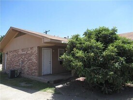 1124 N Center St in Arlington, TX - Building Photo