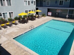 Villa Park in Van Nuys, CA - Foto de edificio - Building Photo