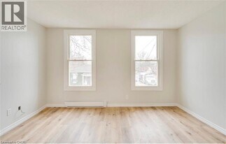 35 Albion St in Brantford, ON - Building Photo