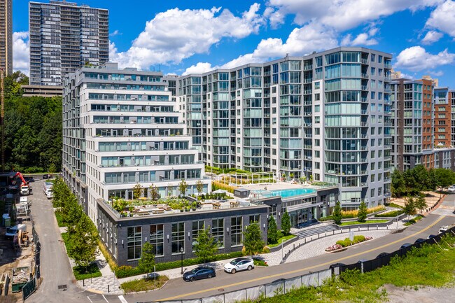 Nine On The Hudson in West New York, NJ - Foto de edificio - Building Photo
