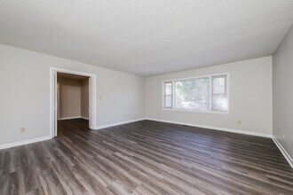 100 Chriswood Ave in Thomasville, NC - Building Photo - Building Photo