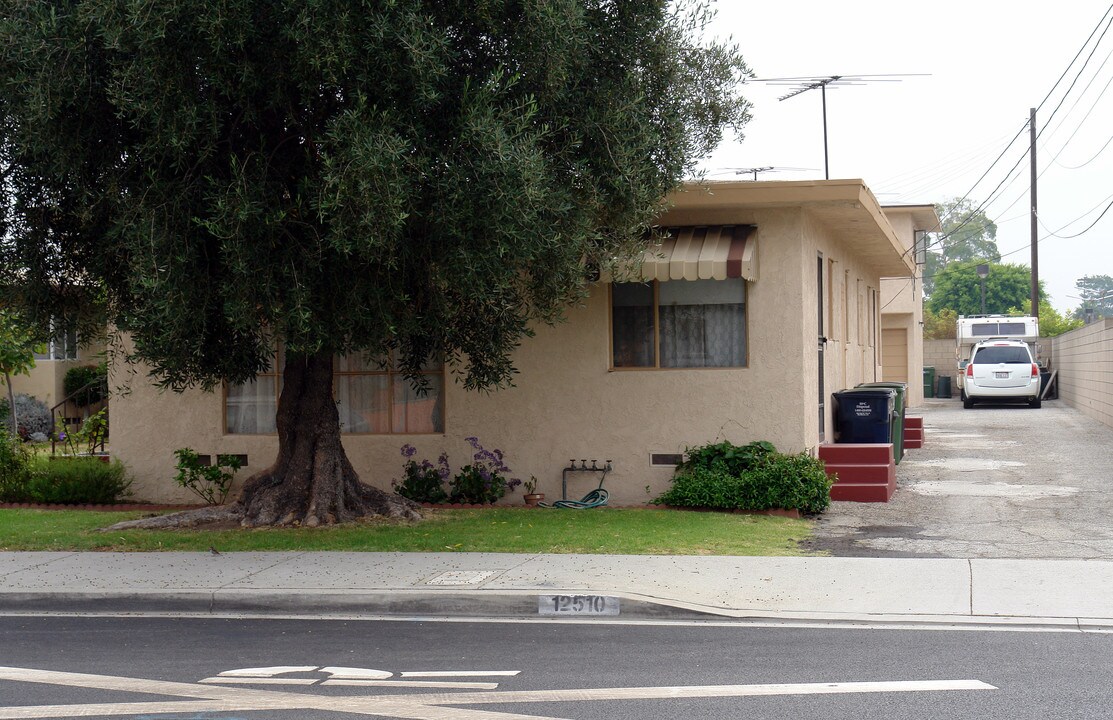 12510 Grevillea Ave in Hawthorne, CA - Building Photo