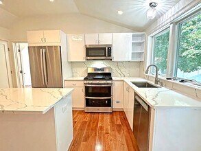 32 Salisbury Rd in Newton, MA - Foto de edificio - Building Photo