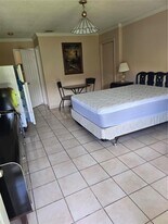 1113 NE 2nd St in Hallandale Beach, FL - Building Photo