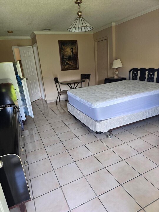 1113 NE 2nd St in Hallandale Beach, FL - Building Photo