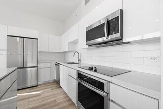 101 Diplomat Pkwy, Unit 911 in Hallandale Beach, FL - Building Photo - Building Photo