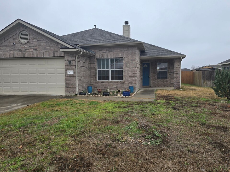 106 Maverick Dr in Bastrop, TX - Building Photo