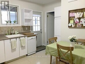 327 Howland Ave in Toronto, ON - Building Photo - Building Photo