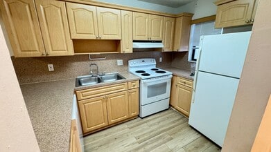 2319 W 60th St, Unit D203 in Hialeah, FL - Building Photo - Building Photo