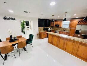 5537 SW 6th St in Margate, FL - Building Photo - Building Photo