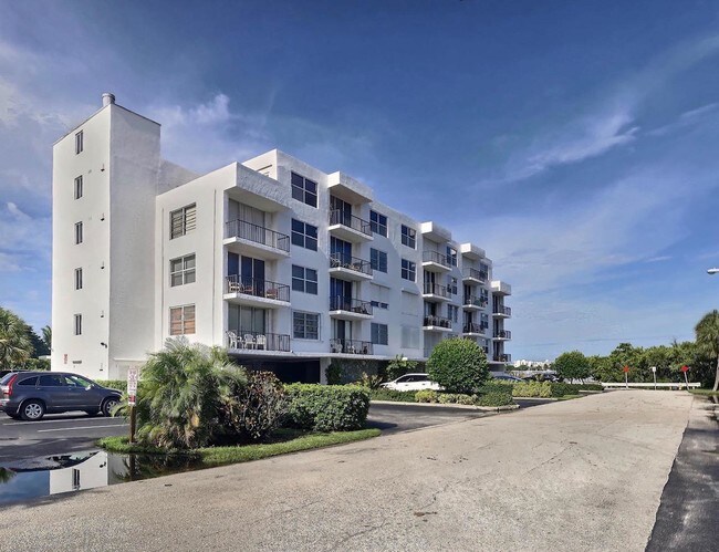 301 Croton Ave-Unit -Ph-501 in Lantana, FL - Building Photo - Building Photo