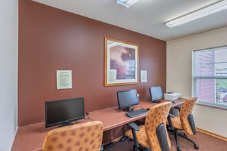 Legacy Manor of Waterloo in Waterloo, IA - Foto de edificio - Building Photo