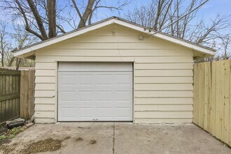 2822 E Cherry St in Springfield, MO - Building Photo - Building Photo