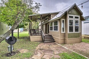 276 Park Ave in Staples, TX - Building Photo