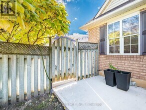 20 Penn Dr in Brampton, ON - Building Photo - Building Photo