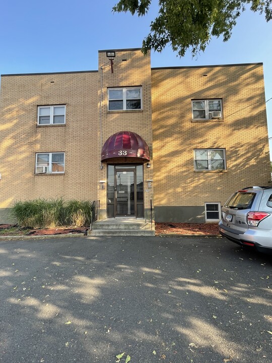 35 Burnside Ave in East Hartford, CT - Building Photo