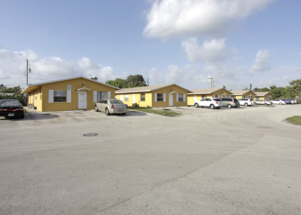 Deerfield Highlands Apartments in Deerfield Beach, FL - Building Photo