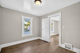 389 E 160th St in Cleveland, OH - Building Photo - Building Photo