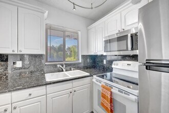 3030 NE 5th Terrace, Unit 8 in Wilton Manors, FL - Building Photo - Building Photo
