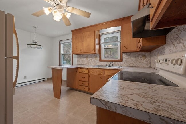 62 Briarwood Rd, Unit #3 in Bristol, CT - Foto de edificio - Building Photo