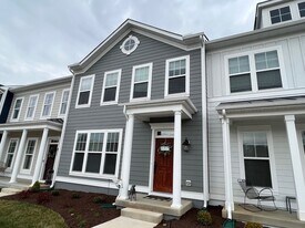 3444 Crepe Myrtle Dr in Harrisonburg, VA - Building Photo