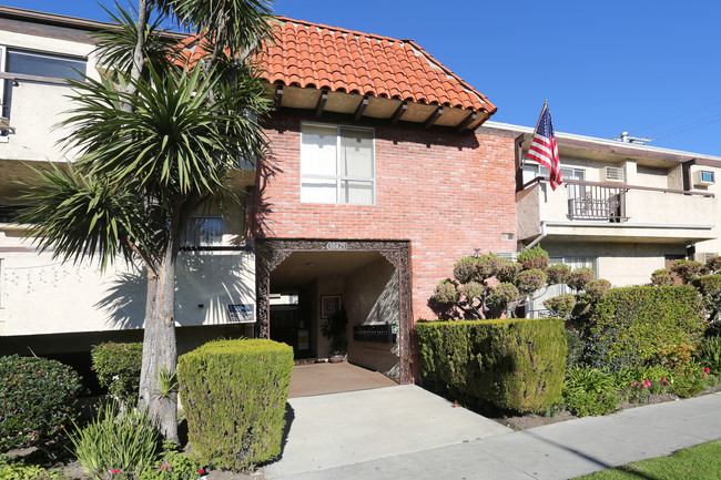 3362 Mentone Ave in Los Angeles, CA - Building Photo - Building Photo