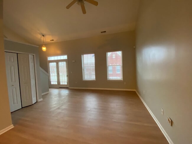 property at 1112 Fountain View Cir