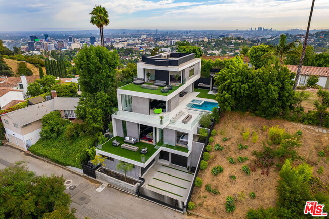 2419 El Contento Dr in Los Angeles, CA - Building Photo - Building Photo