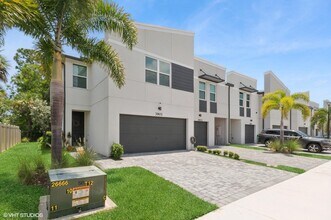 3901 SE Mentmore Ln in Stuart, FL - Building Photo - Building Photo