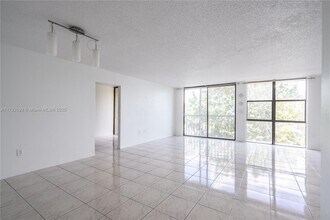 17600 N Bay Rd in Sunny Isles Beach, FL - Building Photo - Building Photo