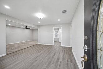 403 W Oak St in Highlands, TX - Building Photo - Building Photo