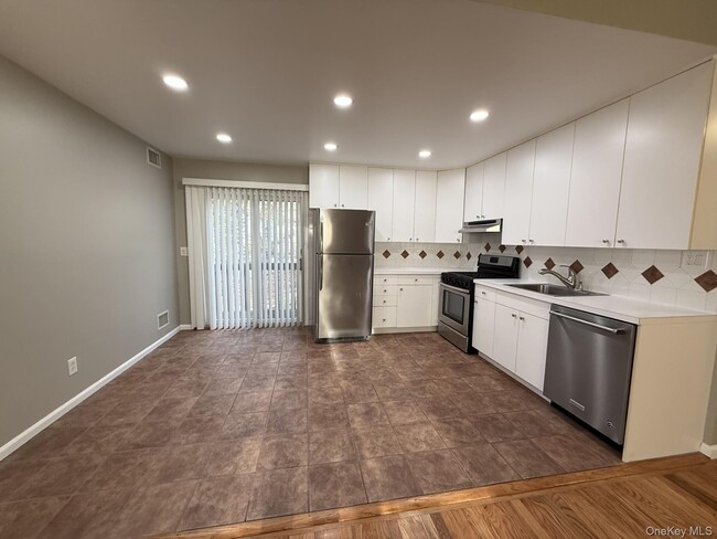 85 Smithtown Blvd in Smithtown, NY - Building Photo - Building Photo