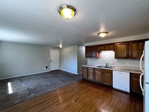 1041 8th Ave, Unit 201 in Longview, WA - Foto de edificio - Building Photo