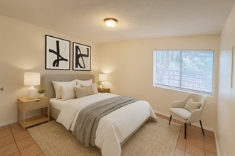 4758 Imperial Ave in San Diego, CA - Foto de edificio - Building Photo