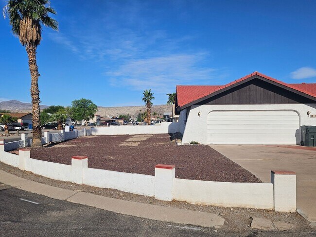 1725 Taylor Rd in Bullhead City, AZ - Building Photo - Building Photo