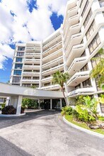 13951 Kendale Lakes Cir in Miami, FL - Building Photo - Building Photo