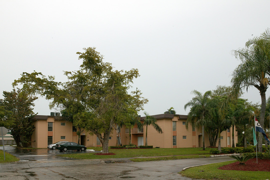 West Sunset Palm in Miami, FL - Building Photo