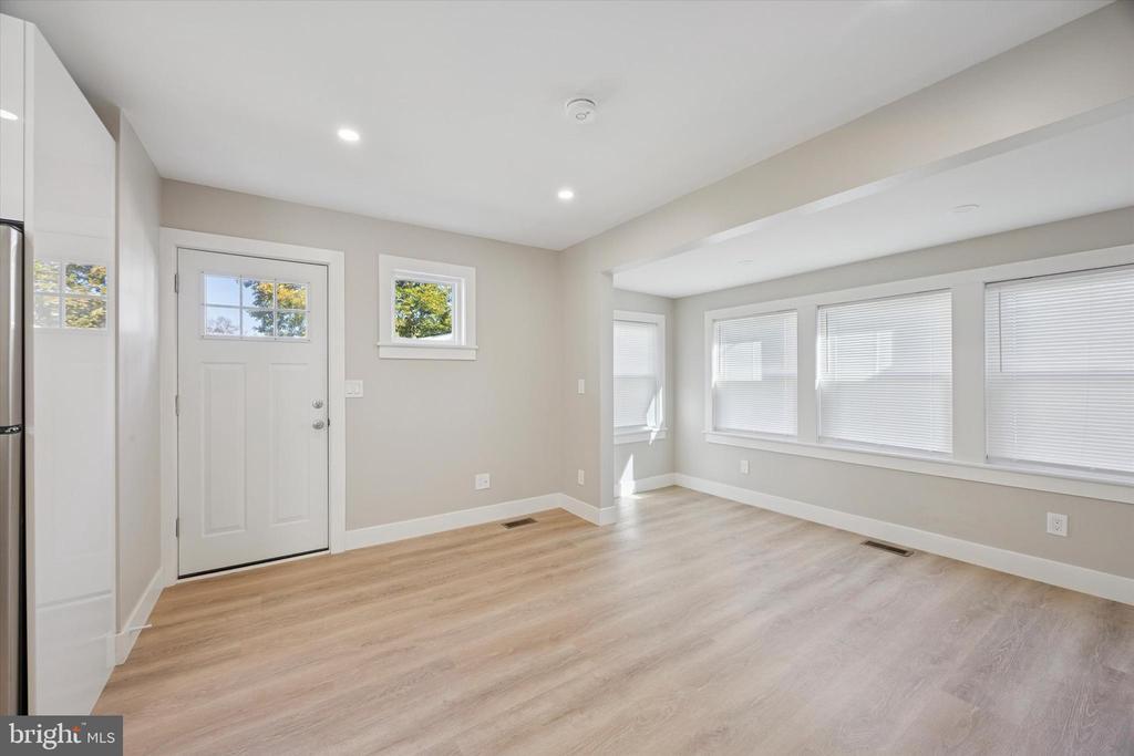 118 Bartram Ave in Essington, PA - Building Photo