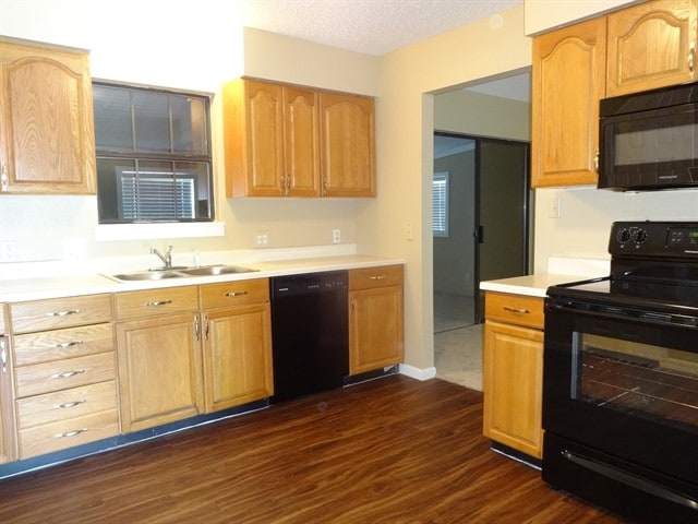 407 Lazy Ln in Montgomery, TX - Foto de edificio - Building Photo