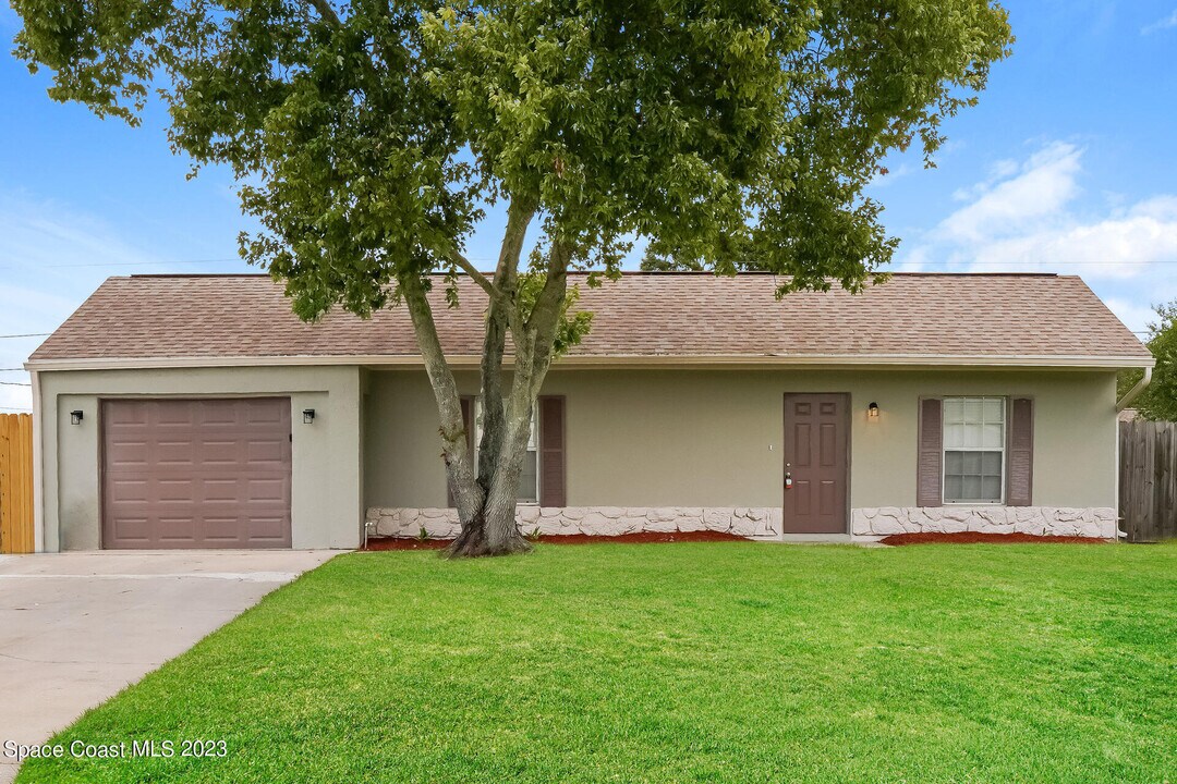 700 Fairhaven St NE in Palm Bay, FL - Building Photo