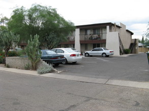 Camino Villas Apartment in Tucson, AZ - Building Photo - Building Photo