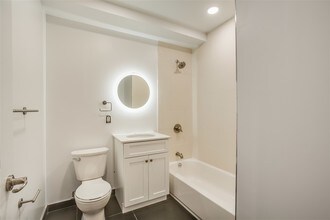 204 Grand St in Hoboken, NJ - Building Photo - Building Photo