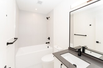 809 Arncote Ave in Victoria, BC - Building Photo - Building Photo