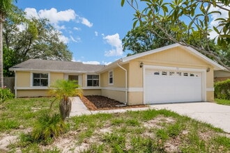 7511 Breezewood Ct in Port Richey, FL - Building Photo - Building Photo
