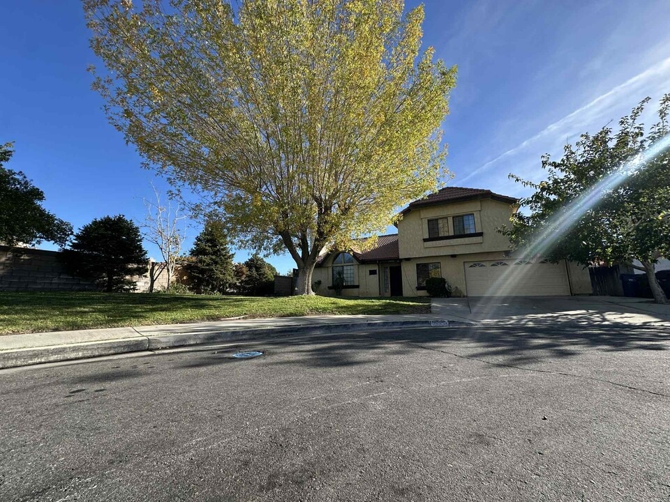 5390 Meredith Ave in Palmdale, CA - Foto de edificio