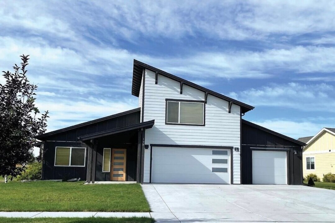 198 Pioneer Crossing Blvd in Manhattan, MT - Building Photo