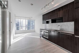 80 Queens Wharf Rd in Toronto, ON - Building Photo - Building Photo