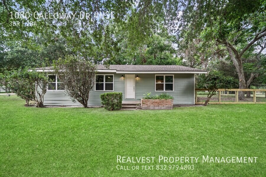 1080 Callaway Dr in Alvin, TX - Building Photo