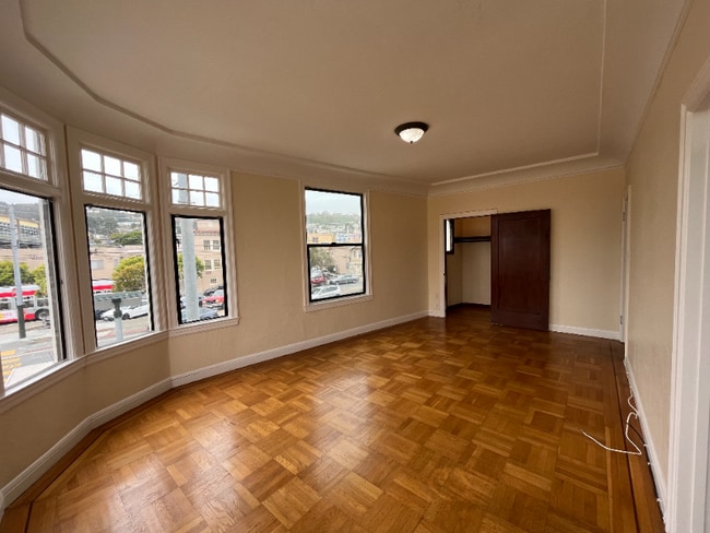 5650 Mission St in San Francisco, CA - Foto de edificio - Building Photo