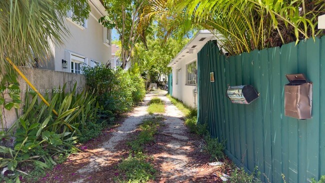 3164 Center St in Miami, FL - Building Photo - Building Photo
